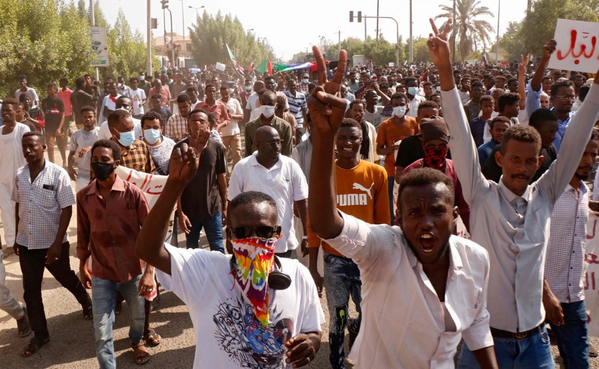 Fuerzas de seguridad matan a dos manifestantes antigolpe en Sudán: fuentes médicas