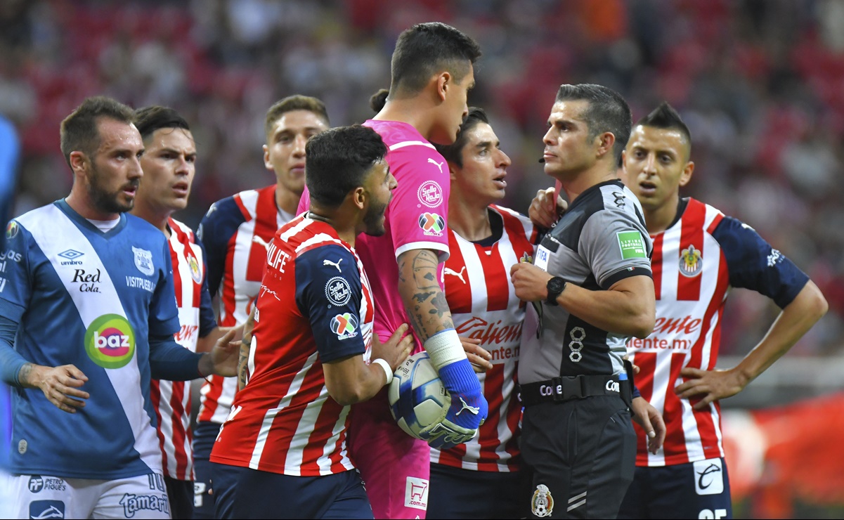 Chivas desvía atención de su crisis con queja contra el arbitraje