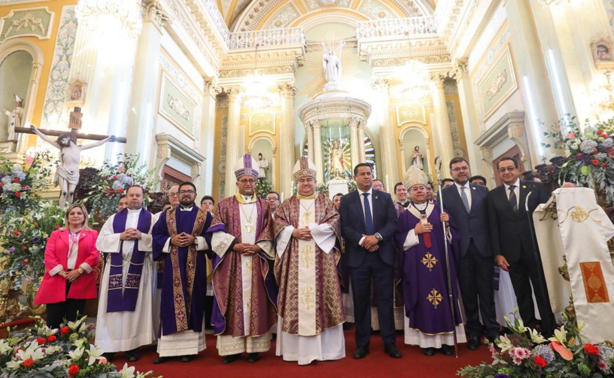 Diego Sinhue Rodríguez preside sesión solemne por los 200 años de Guanajuato y entrega nueva bandera a las fuerzas de seguridad pública del estado