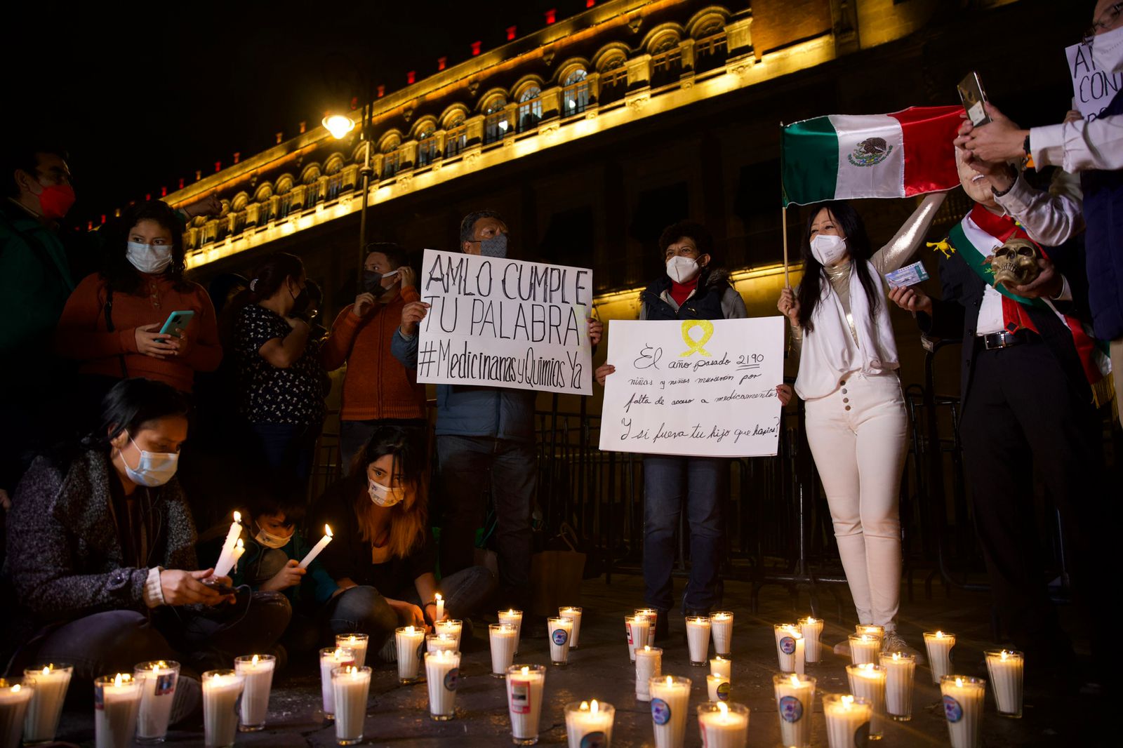 "¡Quimio sí, consulta no!": padres de niños con cáncer se manifiestan frente a Palacio Nacional