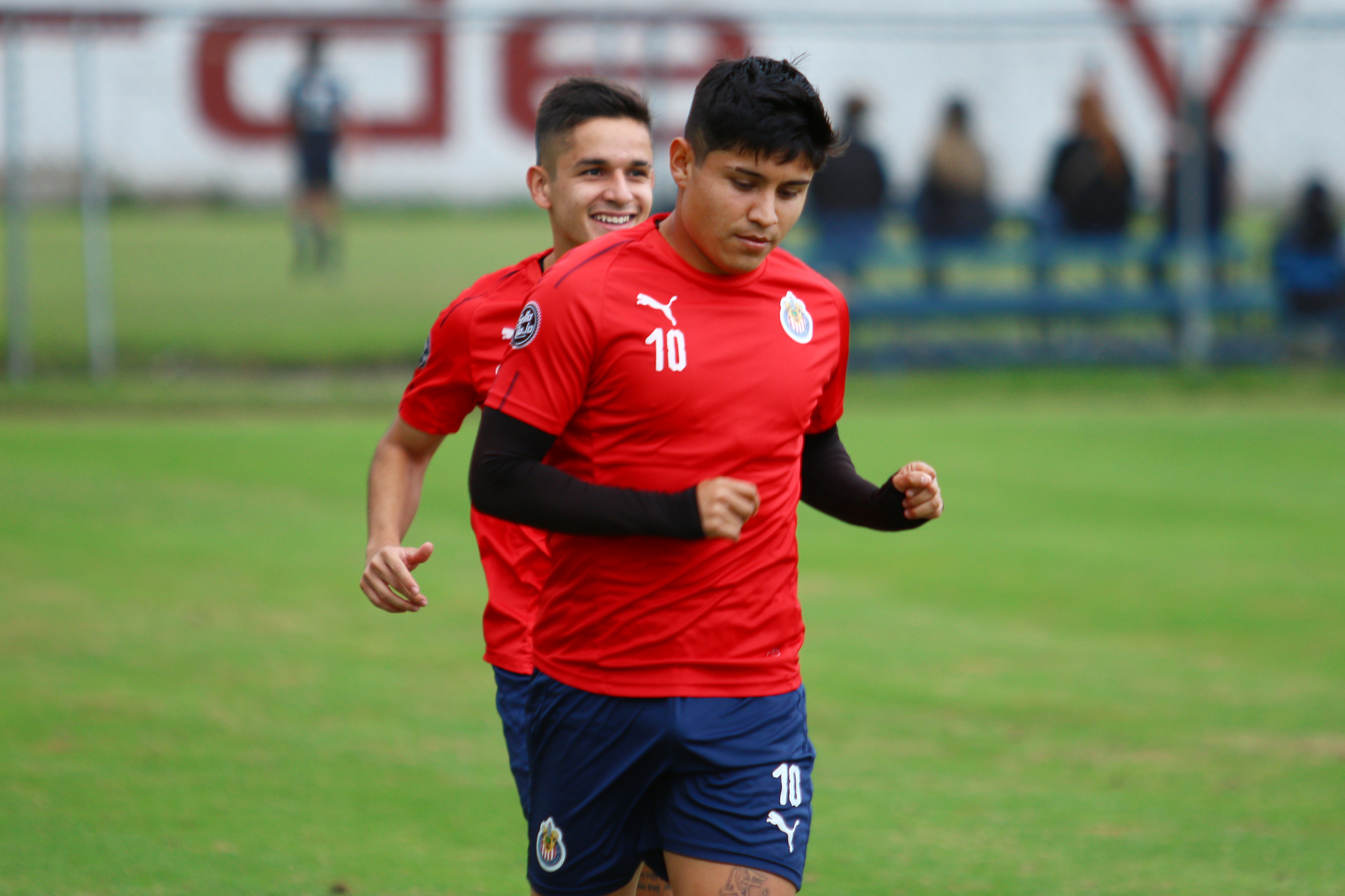 Javier 'Chofis' López renueva contrato con Chivas