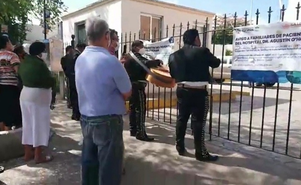 Con mariachis, animan a enfermera internada por Covid-19 en Yucatán