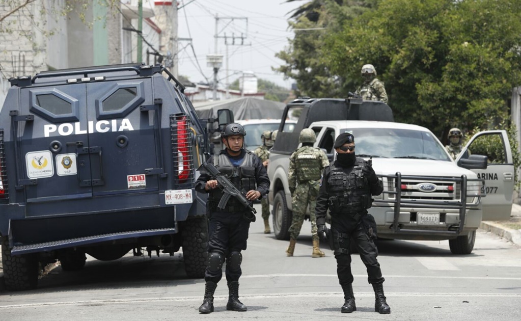 Sacan cajas y bolsas negras de la casa de "El Ojos"