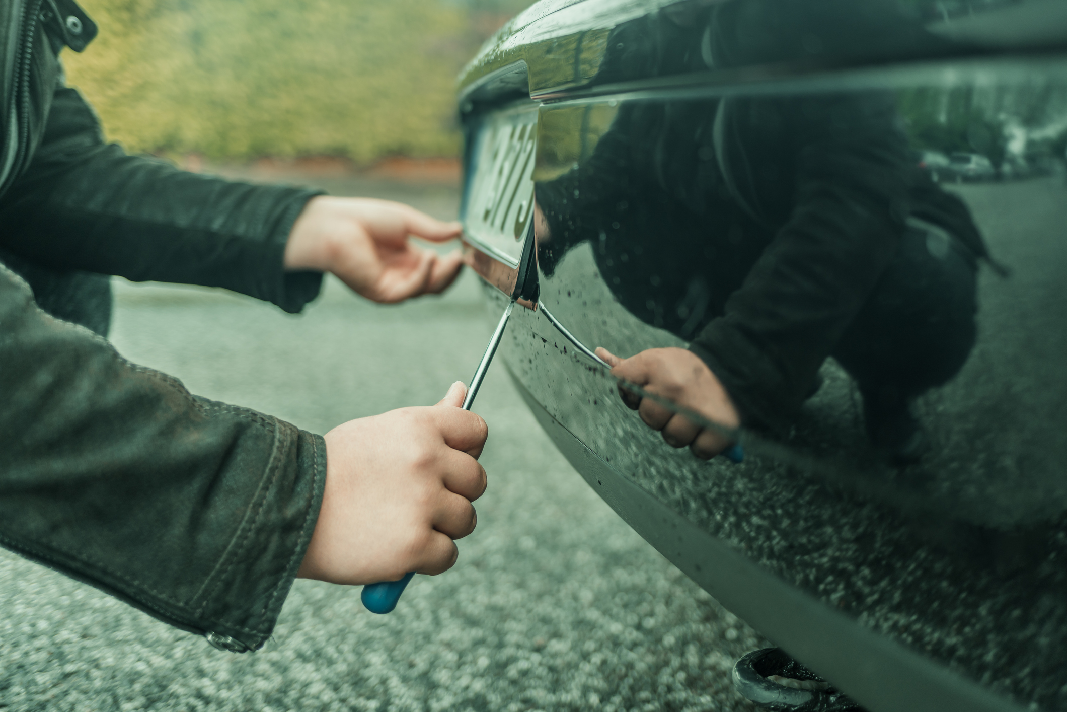 Termina preso por robo que no cometió tras tirar a la basura la placa de su auto