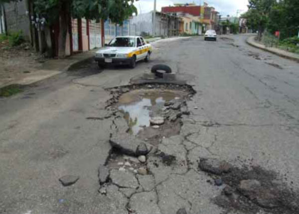 Reparan baches en calles capitalinas