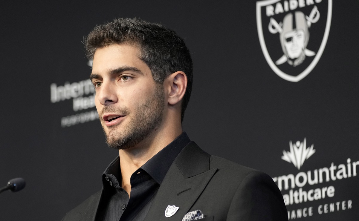 Raiders confirman que la lesión de Jimmy Garoppolo podría dejarlo fuera de las canchas