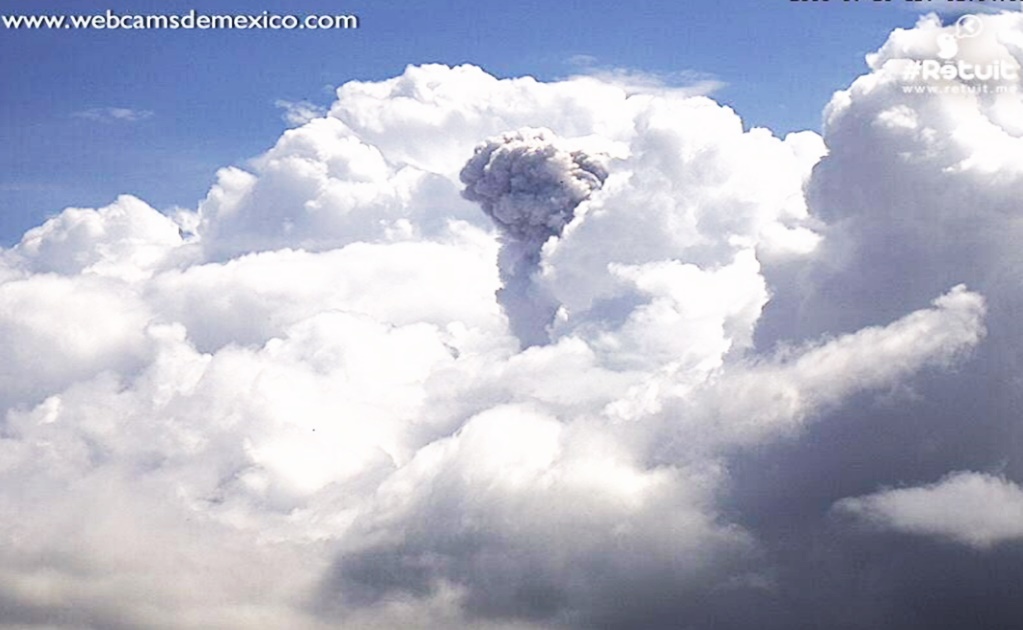 Volcán de Colima exhala columna de gas de 1.5 km