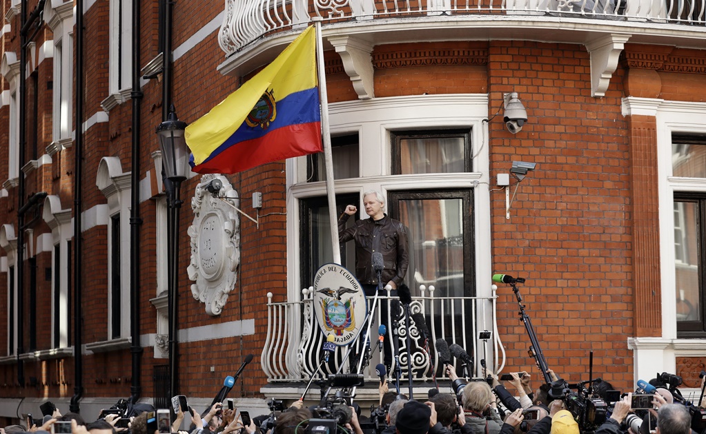Assange es un “hacker” y seguirá en embajada: presidente de Ecuador