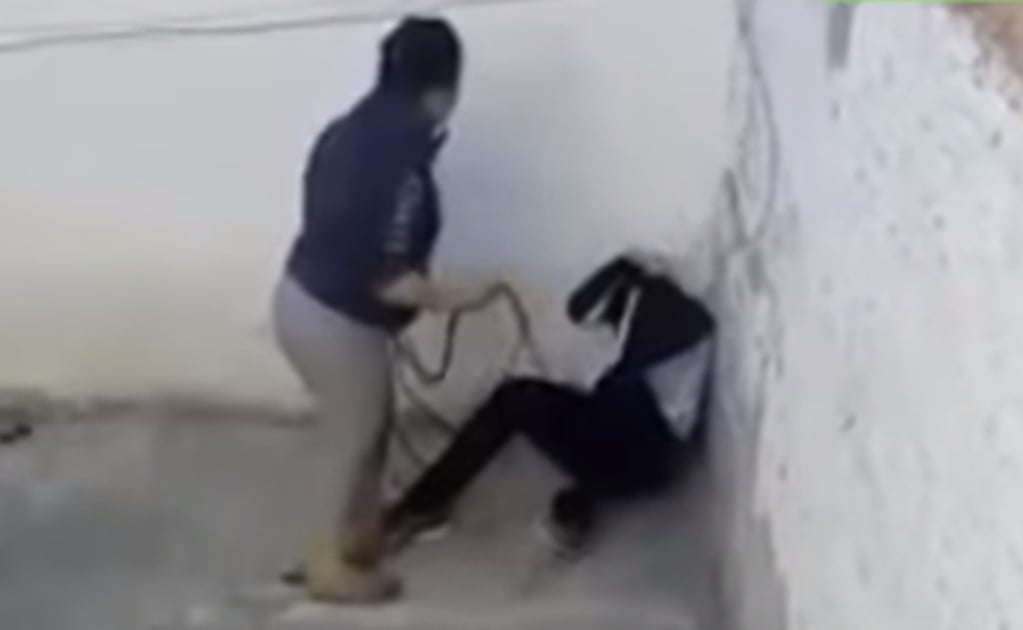 Captan en video a madre que golpea a su hijo con un cable en Durango