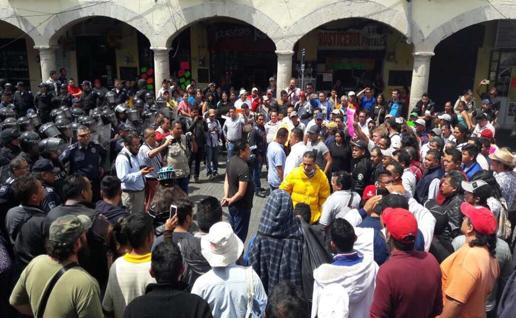 Ambulantes y policías protagonizan zafarrancho en Pachuca 