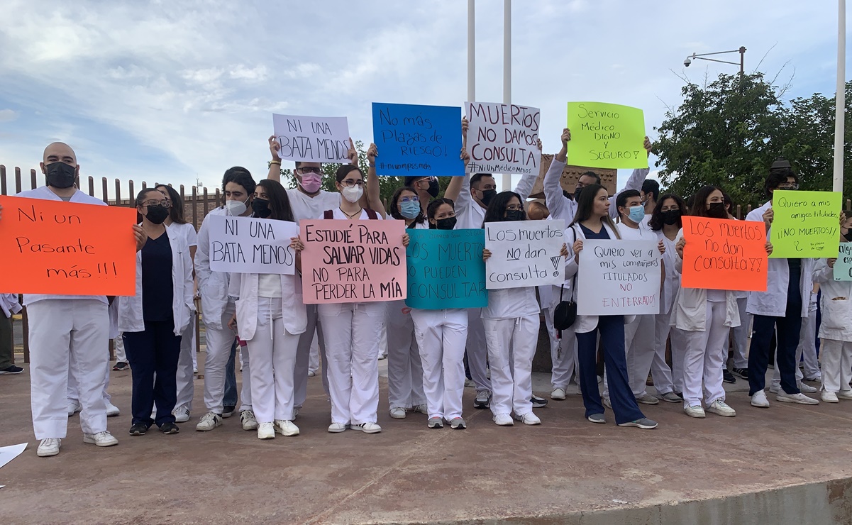 Médicos pasantes se manifiestan para pedir eliminación de plazas en zonas serranas de Chihuahua