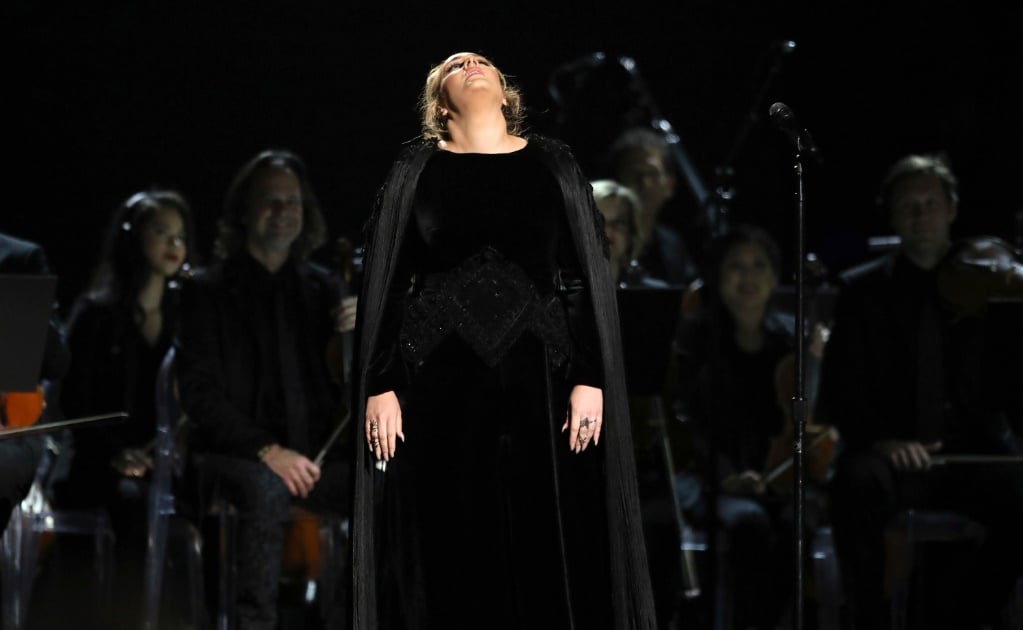 Adele se equivoca en tributo a George Michael en los Grammy