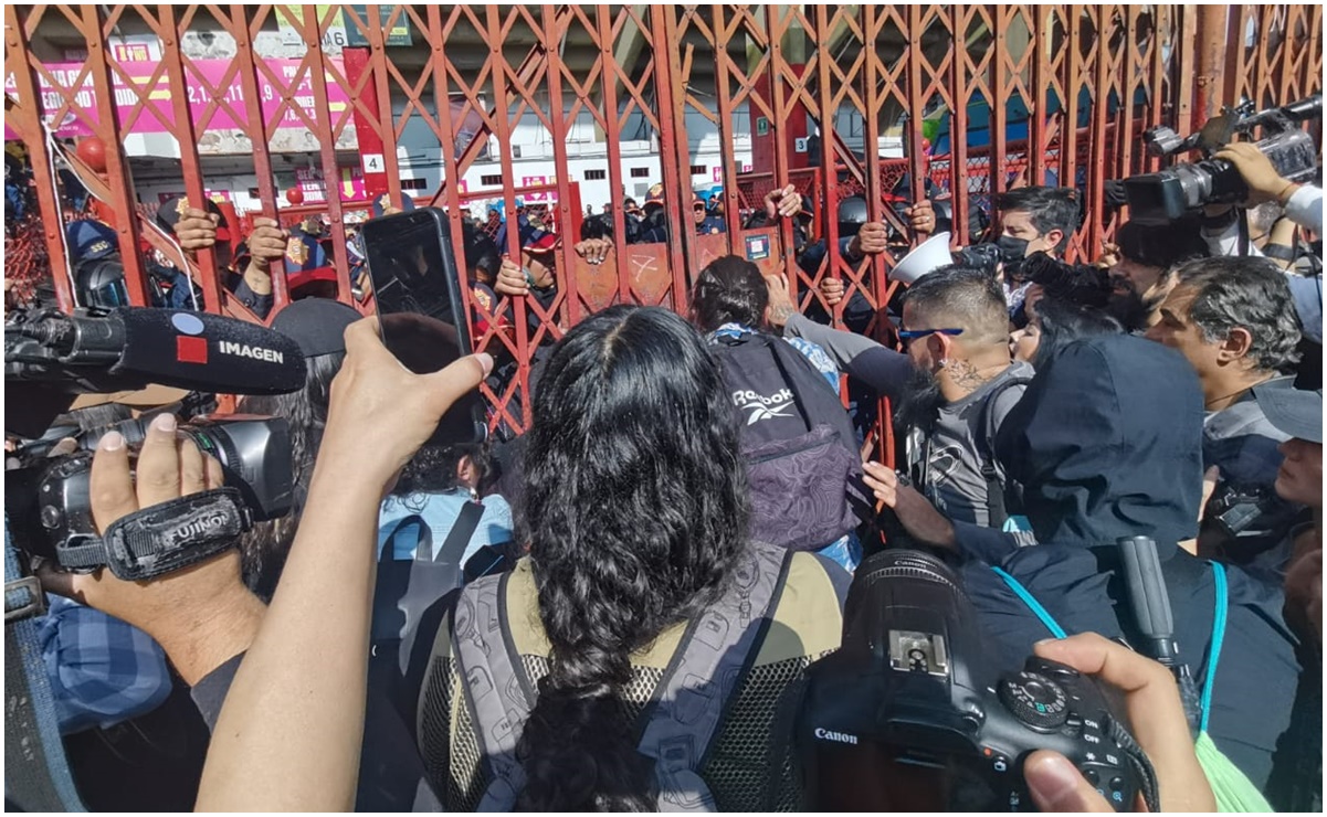 Marcha Antitaurina en la Plaza de Toros México termina en caos