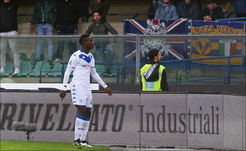 Expulsan a ultras y vetan estadio del Hellas Verona por racismo contra Mario Balotelli