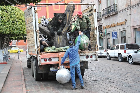 Servicios Públicos inicia retiro de adornos navideños