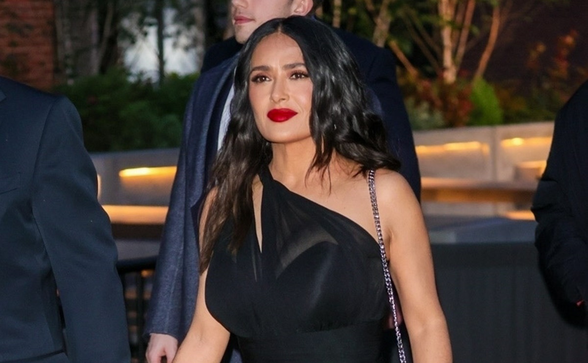 Salma Hayek se muestra más bella que nunca con vestido traslúcido en desfile de moda