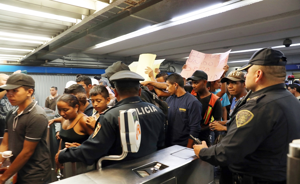 Caravana migrante avanza sobre Periférico rumbo a Querétaro