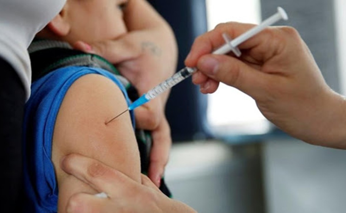 ¿Qué dicen los expertos sobre la suspensión de pruebas de la vacuna de AstraZeneca?