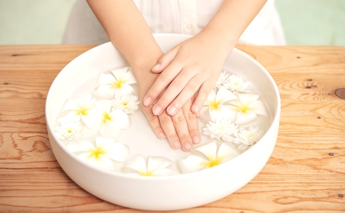 El remedio con menta y manzanilla para fortalecer las uñas