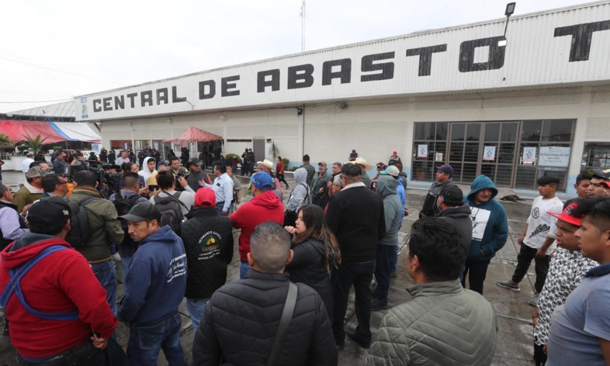 Condóminos se manifiestan para exigir vigilancia en la Central de Abasto de Toluca