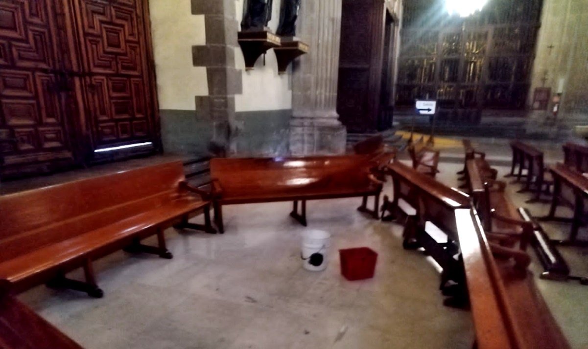 Denuncian restauración deficiente de la Catedral Metropolitana; presenta goteras y caída de material