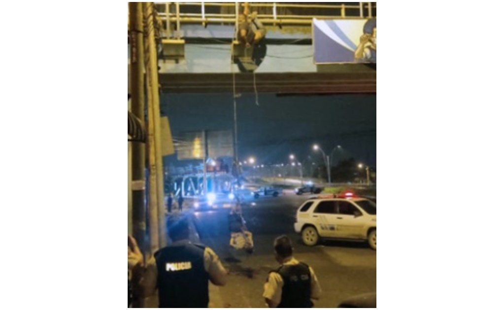 Como en México: aparecen cadáveres colgados en puente de Ecuador
