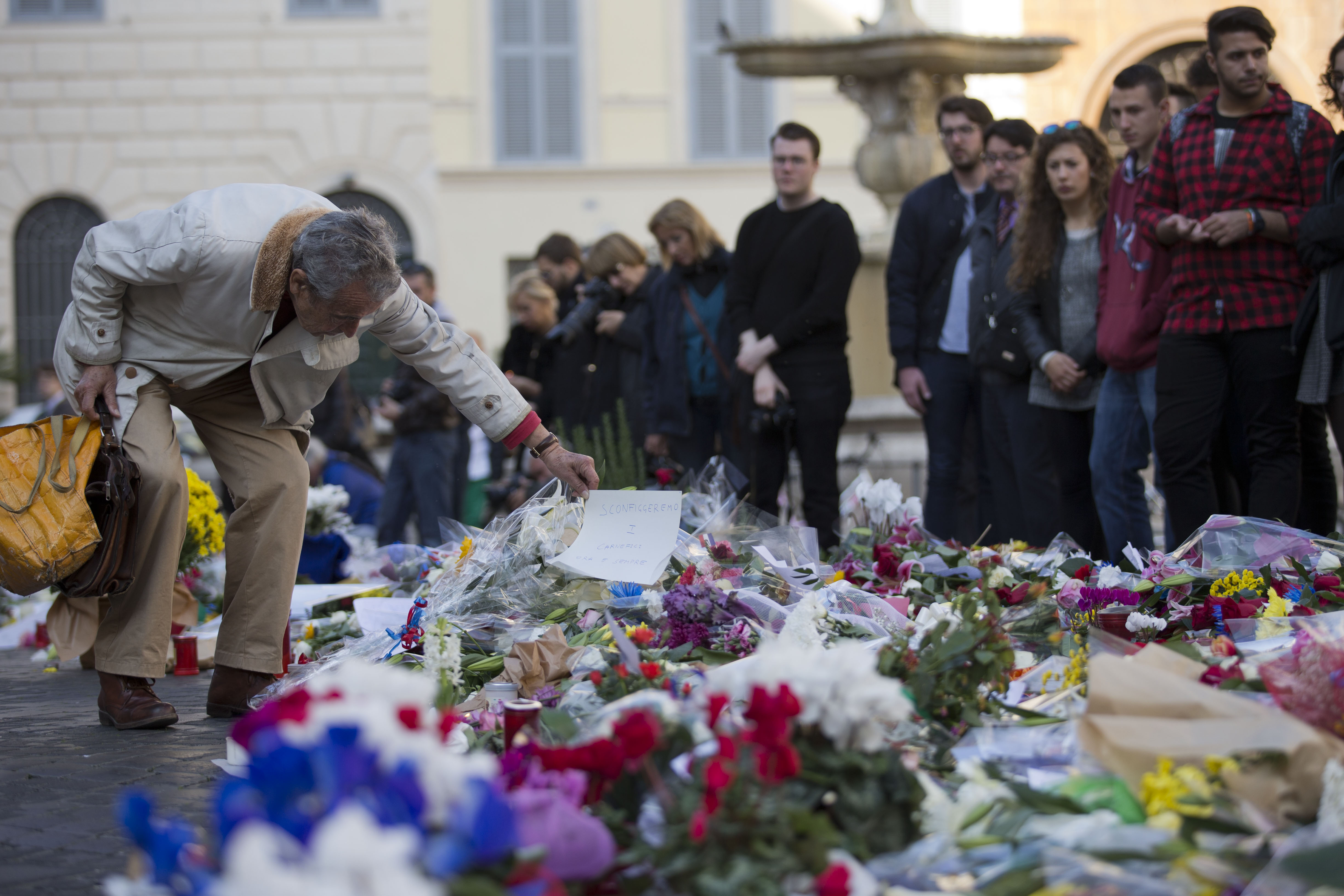 Caen 50% las reservaciones en hoteles de París tras atentados