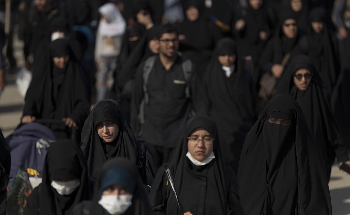 Irán ordena detener a mujeres atacadas presuntamente por no llevar hiyab