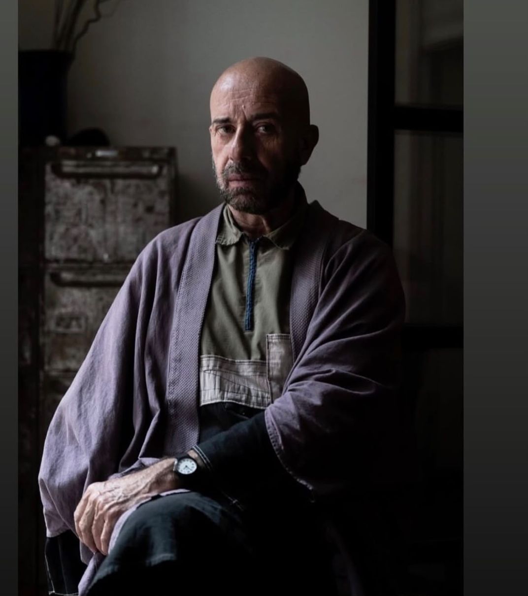 El escritor Mario Bellatin estudió Teología y Cine. Tiene más de 80 libros publicados, y ha obtenido, entre otros, los premios Xavier Villaurrutia, Mazatlán de Literatura y Barbara Gittings Literature Award. CRÉDITO: ALAN CARRANZA