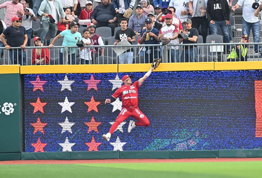 Julián Ornelas le robó Home Run a Giancarlo Stanton con hermosa joya a la defensiva