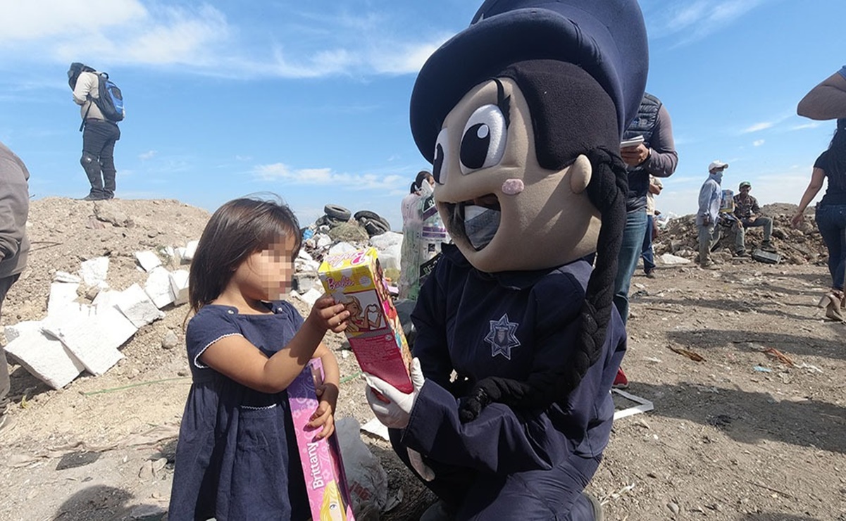 Policías estatales reparten juguetes y dulces a niños de escasos recursos en Tamaulipas