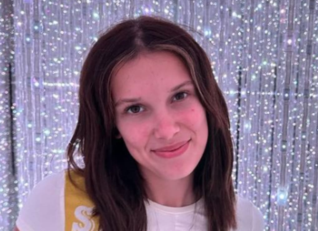 Millie Bobby Brown presume su anillo de compromiso en atractivo bikini blanco