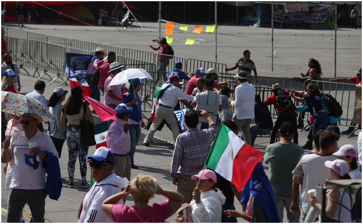 AMLO revela que un grupo de infiltrados y de la CNTE se opusieron a que se izara la bandera durante marcha “Marea Rosa”