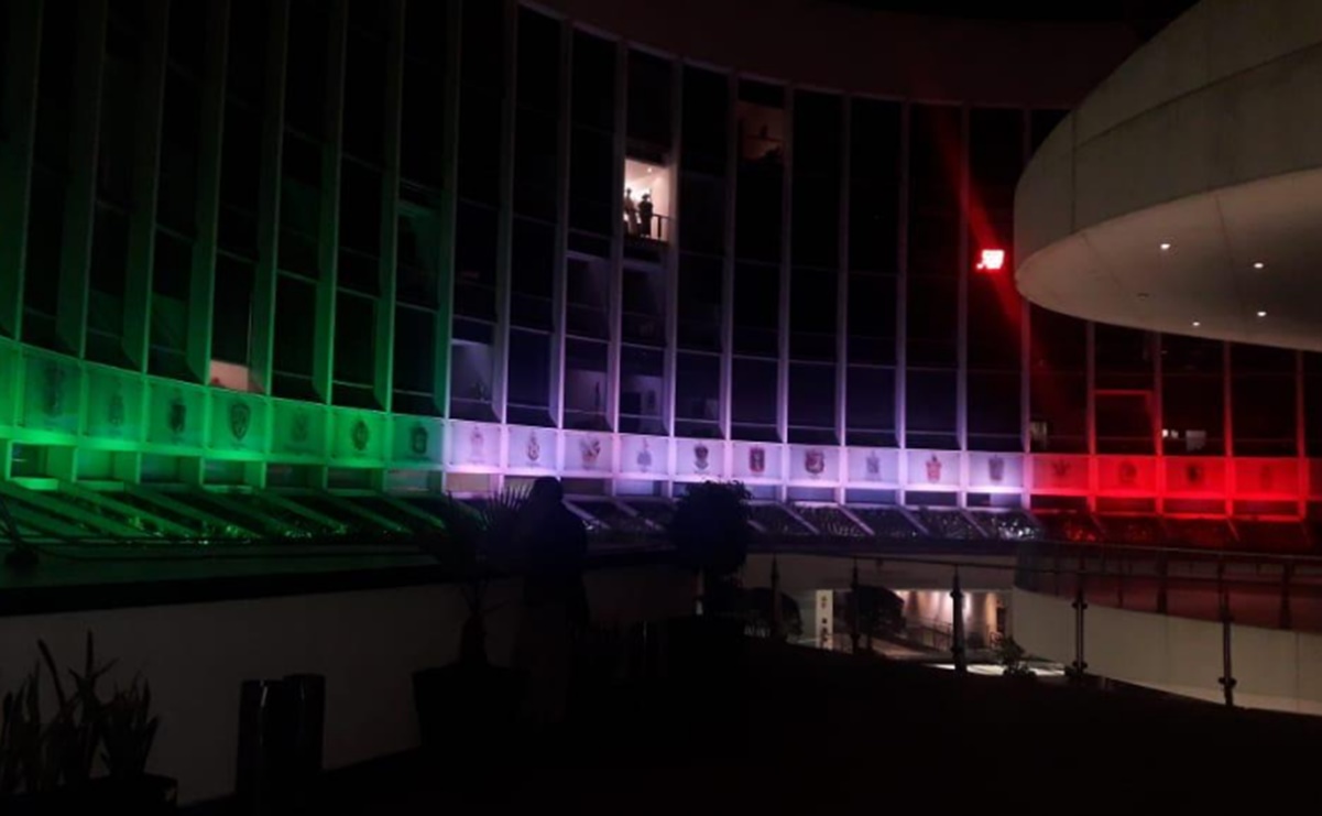 En gratitud con personal médico, iluminan el Senado con colores patrios