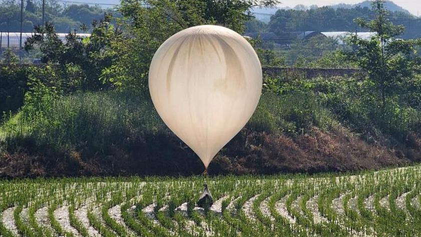 Corea del Sur reanuda propaganda con altavoces, luego de que Norcorea lanzara más de 300 globos con basura