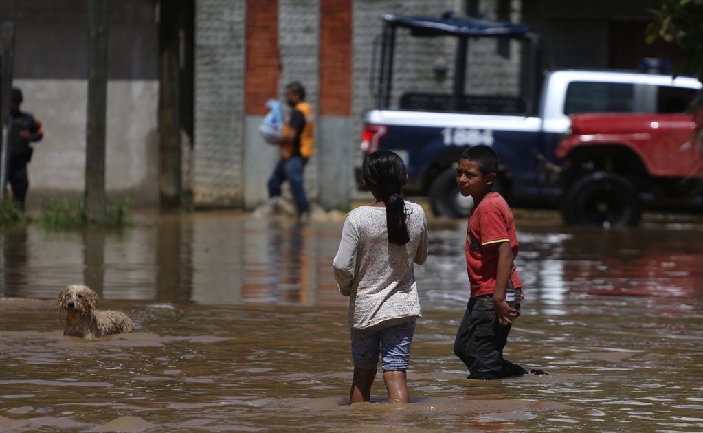 Muere bebé en Oaxaca; lluvias impiden traslado de la madre