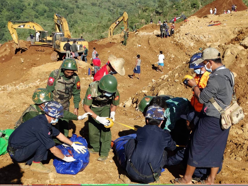Rescatan casi 100 cuerpos tras deslave en Myanmar