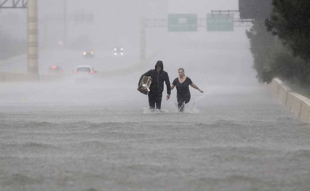 Cierran aeropuertos de Houston por inundaciones provocadas por “Harvey”