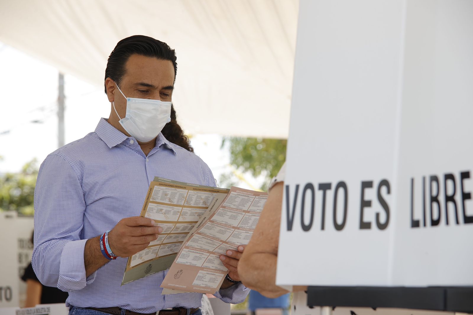 "Espero una gran fiesta democrática", dice Luis Nava antes de emitir su voto