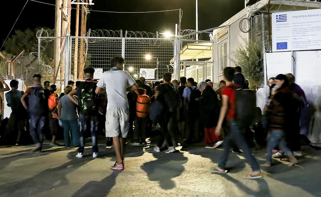 Migrantes huyen de incendio en campo de refugiados de Lesbos 
