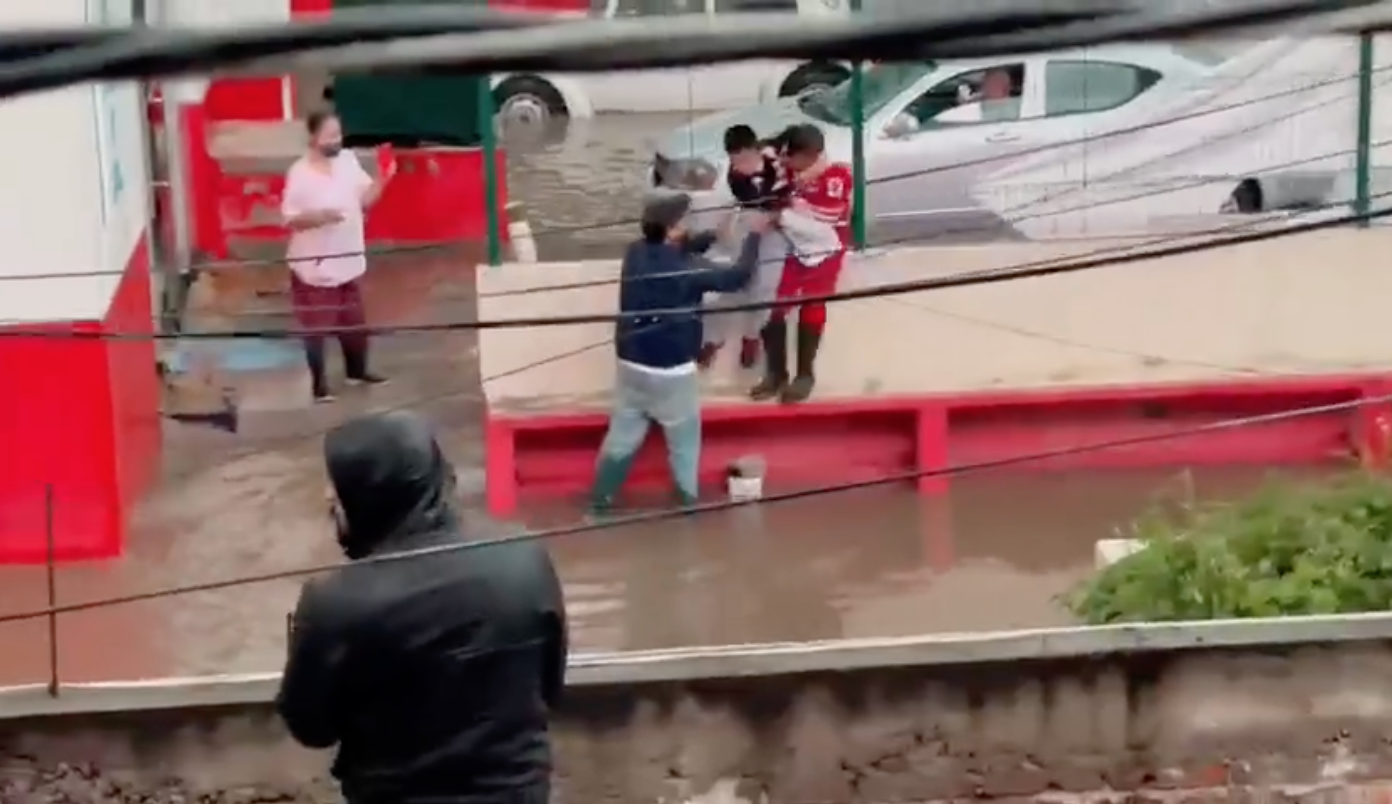 Reconocerán a 3 jóvenes de la Cruz Roja que rescataron a familia en inundación de Ecatepec