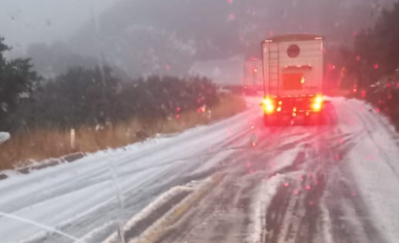Por nieve en la cinta asfáltica cierran circulación de carretera entre Sonora y Chihuahua 