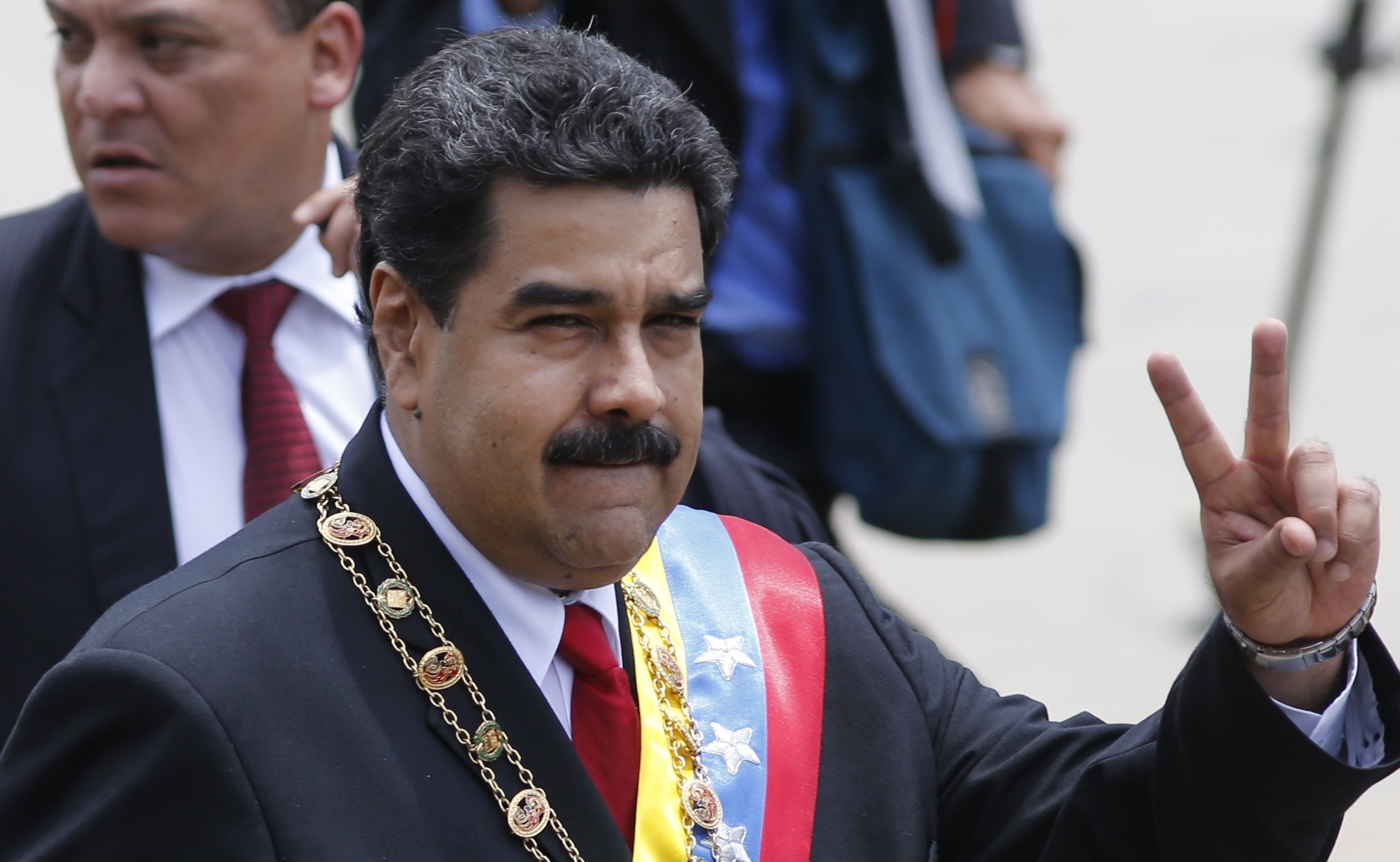 Maduro llama a la oposición al diálogo