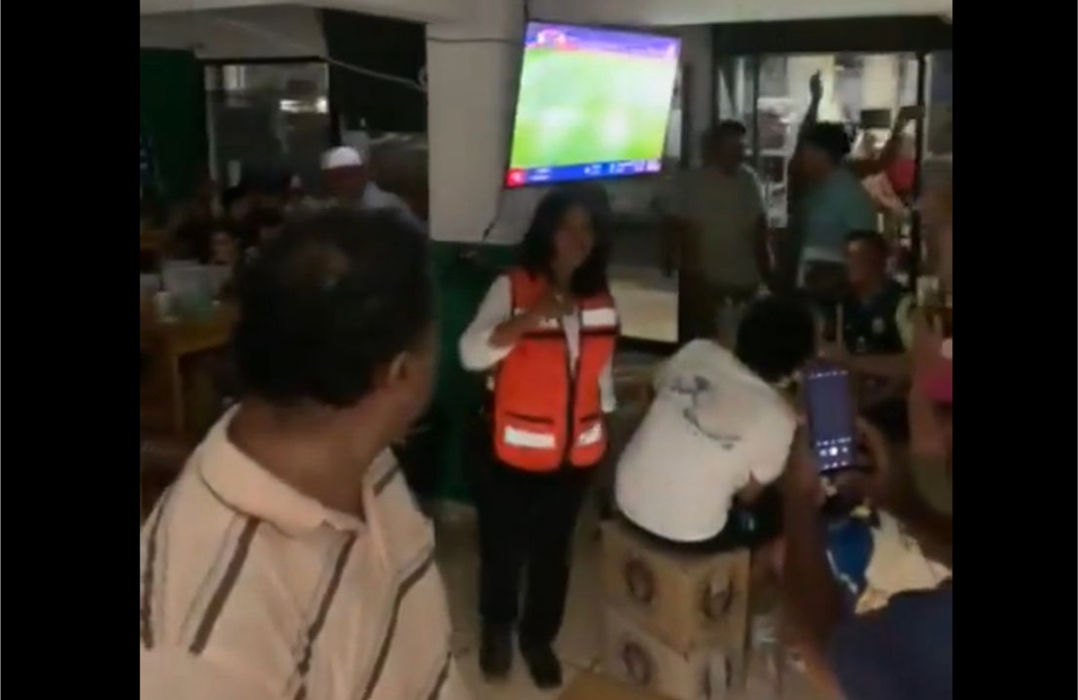 VIDEO: Critican a alcaldesa de Acapulco por disfrutar con cervezas partido de futbol
