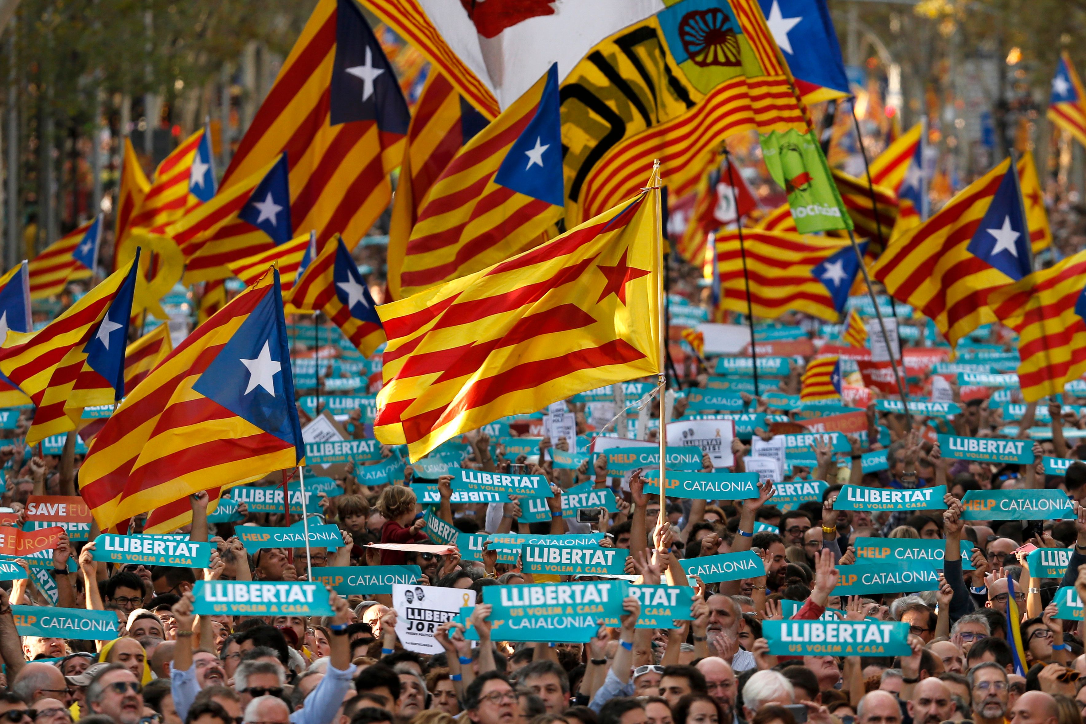 Autoridades y miles de catalanes se manifiestan contra el Gobierno español