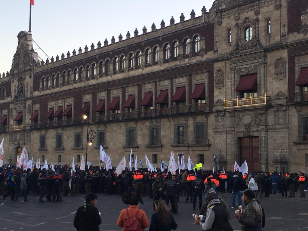 Sindicatos de bomberos y CDMX amagan con plantón en Zócalo contra despidos