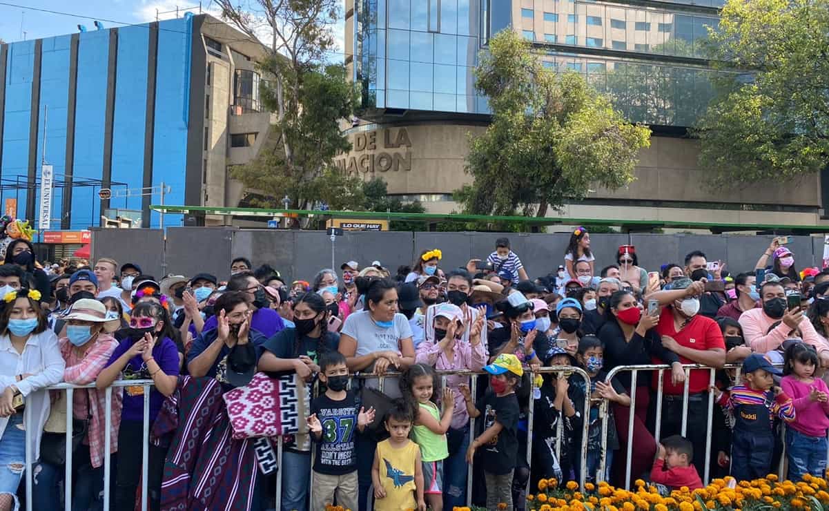 Capitalinos cumplen a medias protocolo sanitario en desfile por Día de Muertos