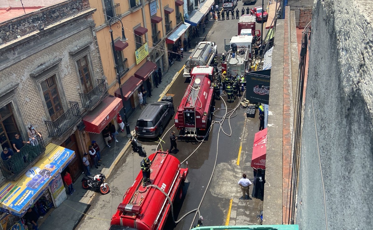 Incendio consume gran parte de una bodega de mochilas en el Centro de la CDMX