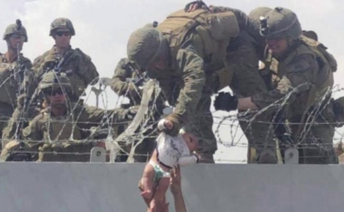 "Conseguimos calmarla": soldado que cuidó a una bebé que pasaron por encima de cables de púas en Afganistán