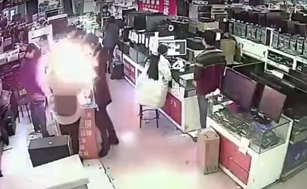 Video. Hombre muerde batería de iPhone para probarla y le explota en la cara